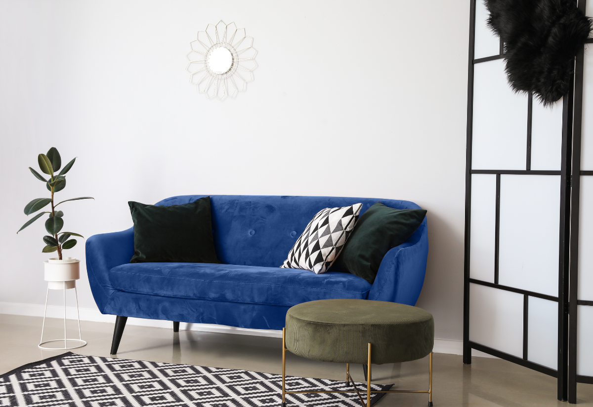 Mi illik egy kék kanapéhoz a nappaliban?