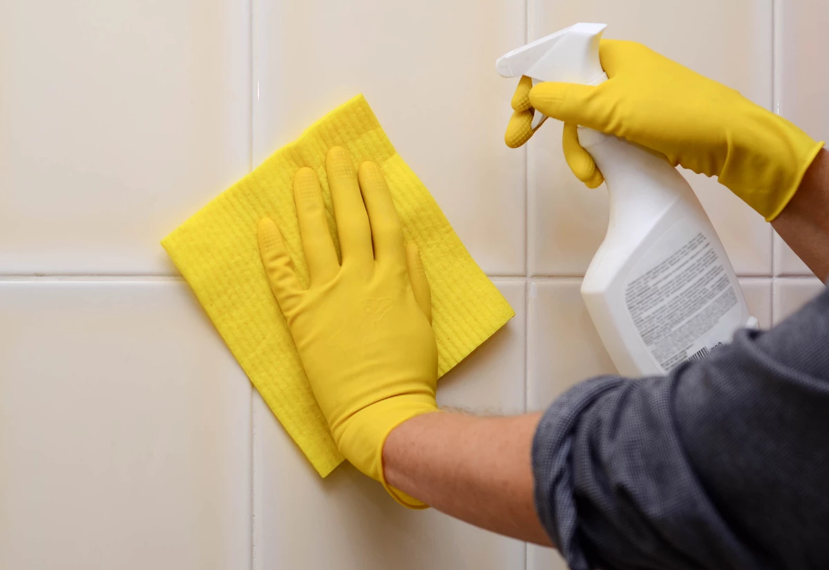 Hogyan tisztítsuk a csempét a fürdőszobában: mindennapi tisztítás és penész elleni védelem