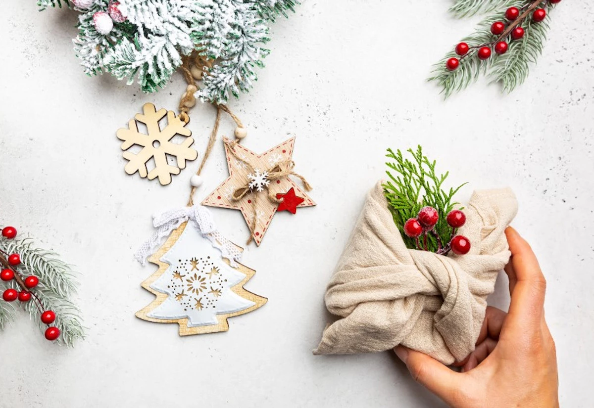 Egyszerű tippek a karácsonyi ajándékok környezetbarát becsomagolásához