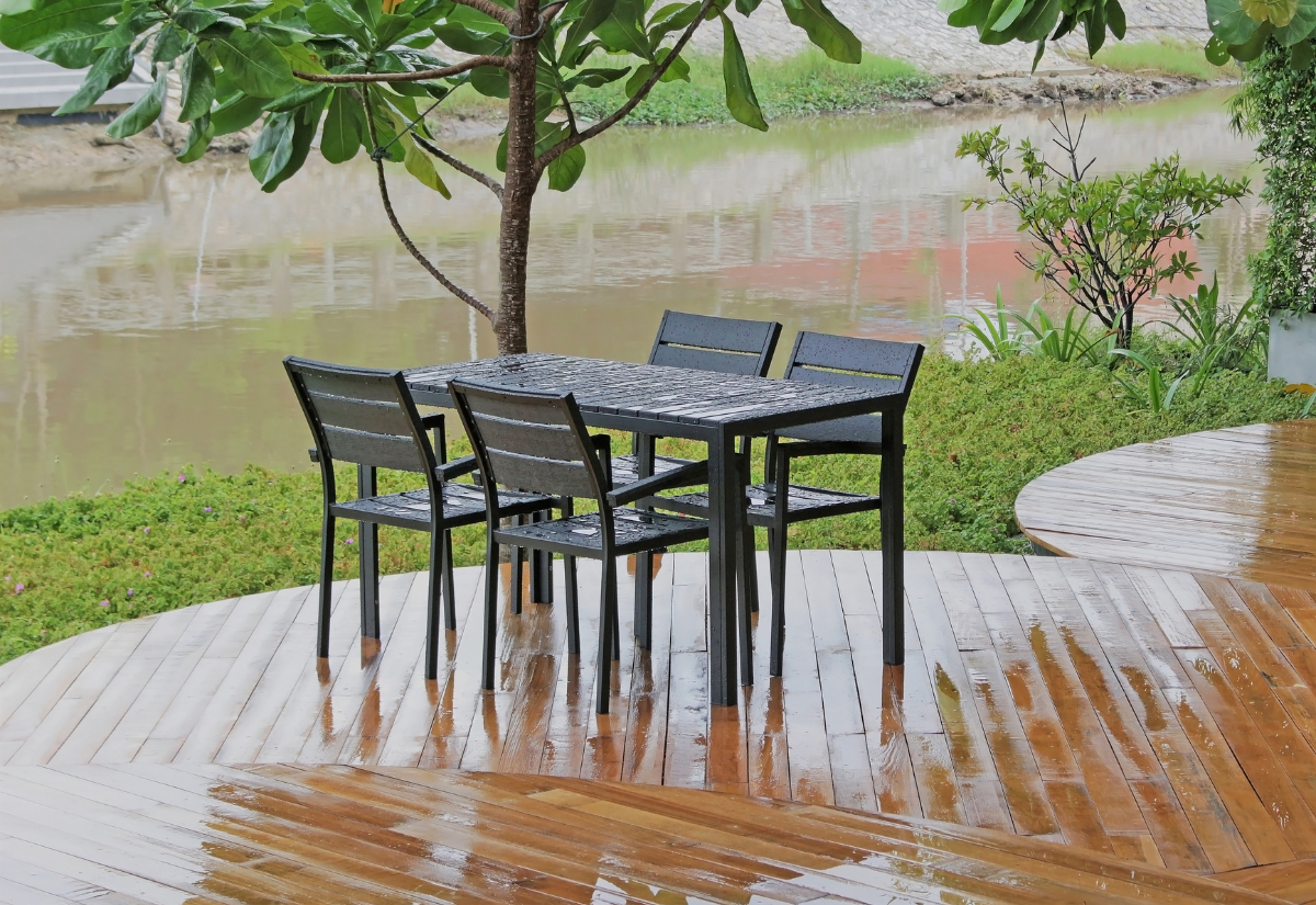 Kerti bútor: hogyan védjük meg az esőtől
